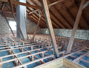 Zateplení stropu rodinného domu pomocí foukané izolace